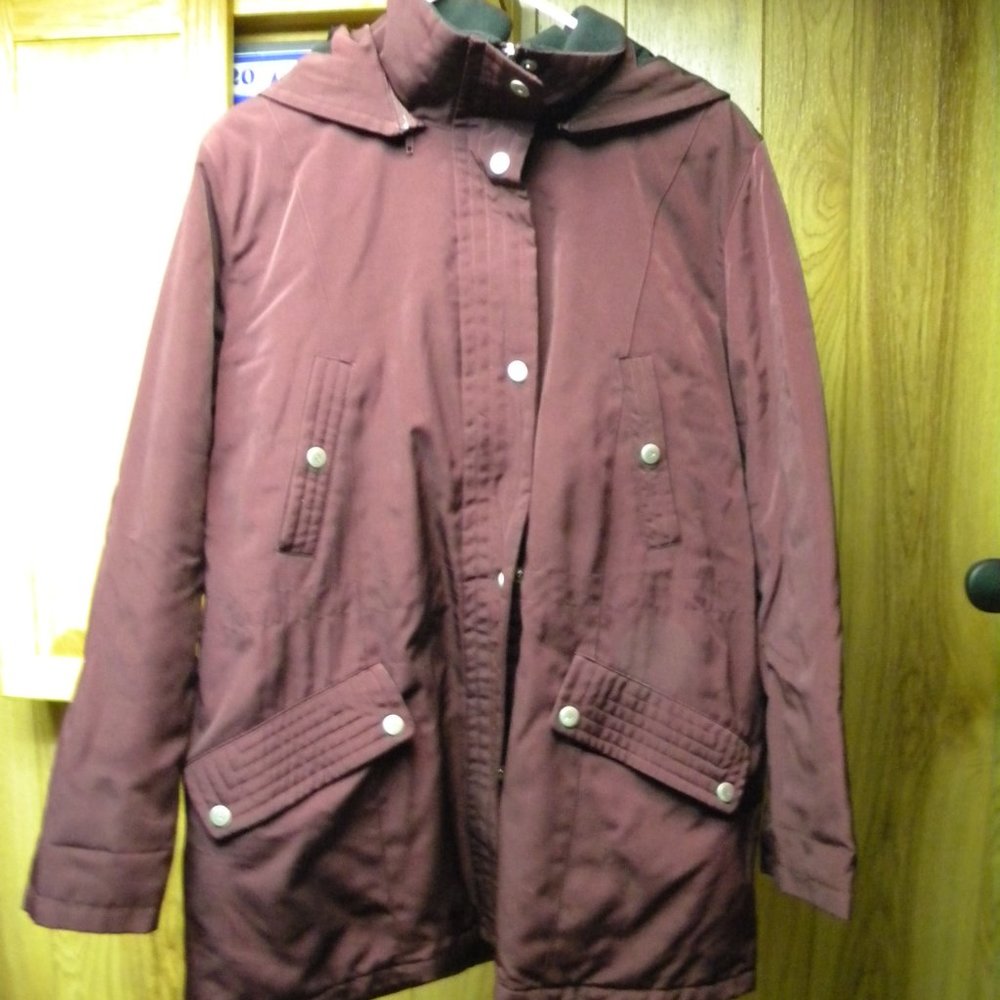 Liz Claiborne women’s maroon insulated coat removable hood / size L